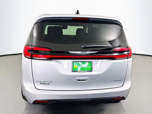 Used 2024 Chrysler Pacifica Limited image 8