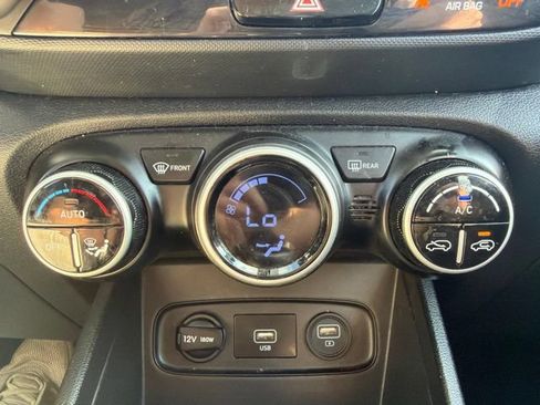 Used 2021 Hyundai Venue SEL FWD image 26