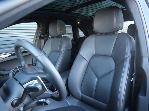 Certified 2025 Porsche Macan image 5