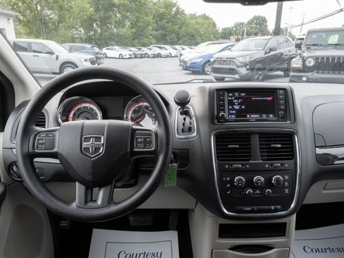 Used 2018 Dodge Grand Caravan SE w/ UConnect Hands-Free Group FWD image 22