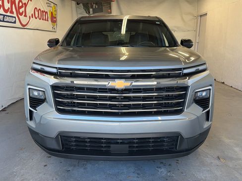 Used 2025 Chevrolet Traverse LT image 3