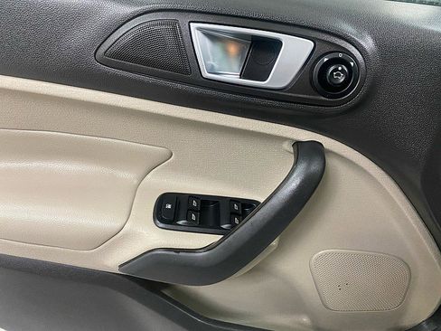 Used 2014 Ford Fiesta Titanium image 9