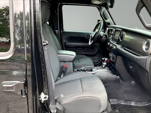 Used 2018 Jeep Wrangler Unlimited Sahara AWD/4WD image 13