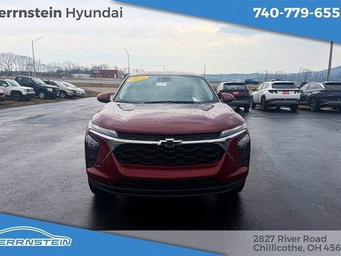 Used 2025 Chevrolet Trax LS w/ LS Convenience Package image 2