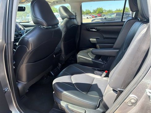 Used 2023 Toyota Highlander XLE FWD image 7