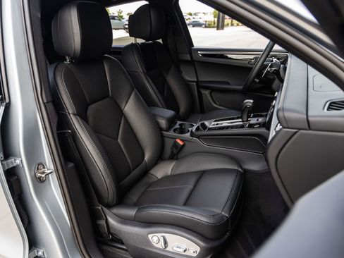 Certified 2026 Porsche Macan AWD/4WD image 45