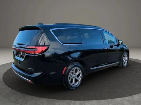 Used 2023 Chrysler Pacifica Limited FWD image 5