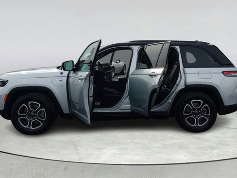 Used 2022 Jeep Grand Cherokee Trailhawk w/ Advanced Protech Group II image 11