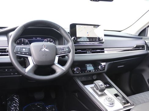 Used 2025 Mitsubishi Outlander 4WD Plug-In Hybrid image 3