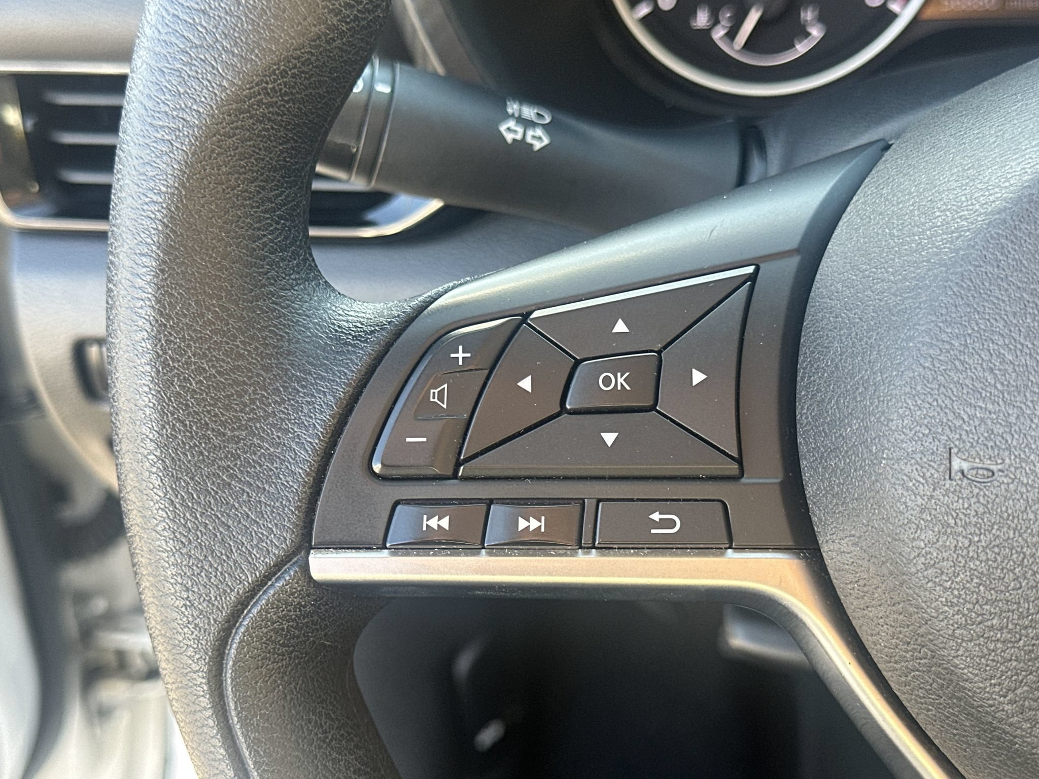 Used 2024 Nissan Sentra SV FWD image 24