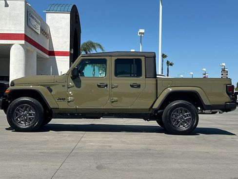 New 2026 Jeep Gladiator Sport image 3