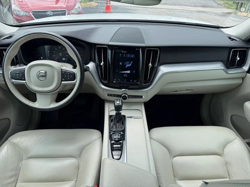 Used 2019 Volvo XC60 T5 Momentum w/ Premium Package FWD image 7