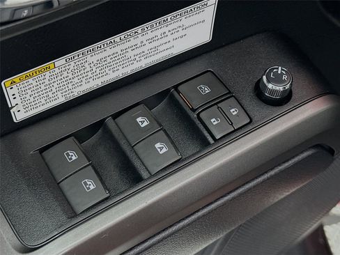 Certified 2018 Toyota Tacoma TRD Off-Road image 20