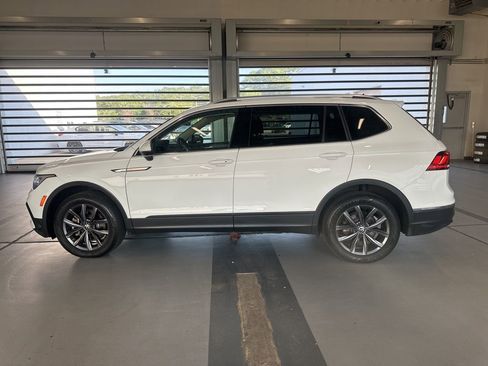 Used 2022 Volkswagen Tiguan SE image 2