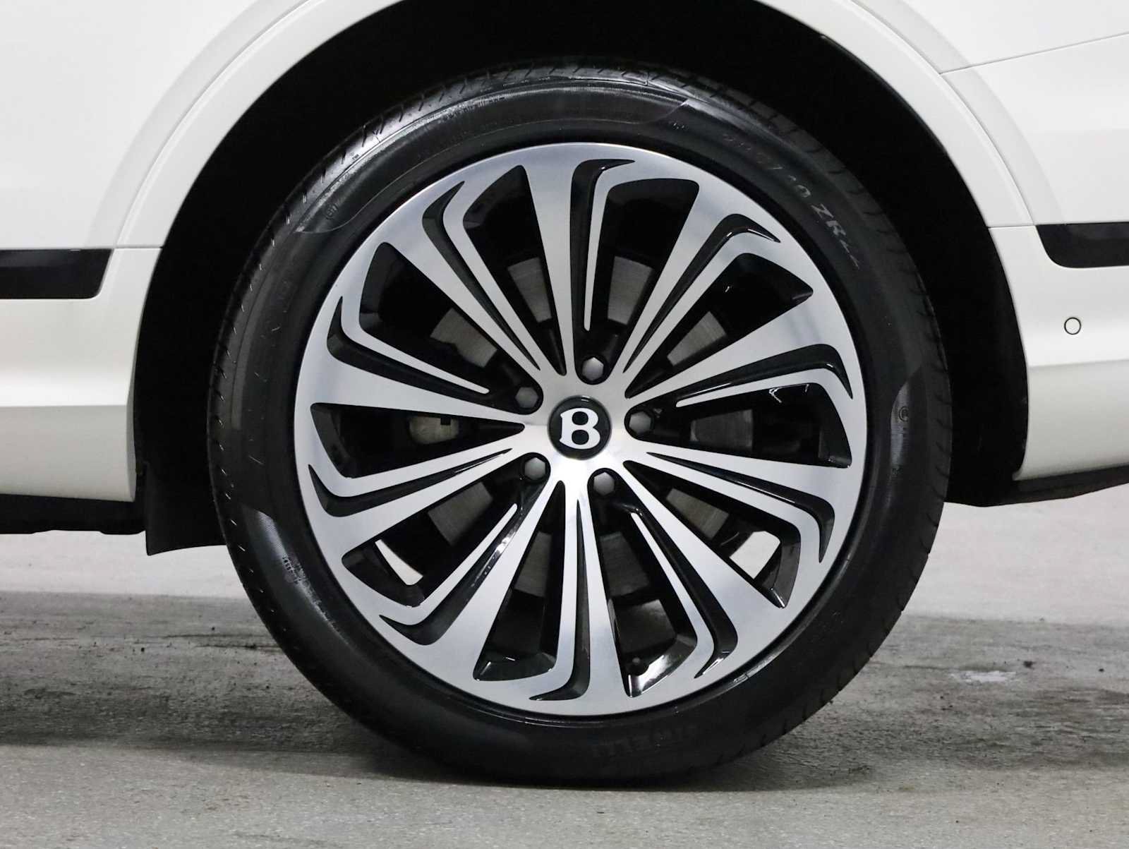 Used 2024 Bentley Bentayga AWD/4WD image 37