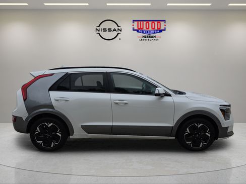 Used 2024 Kia Niro Wave w/ Wave Preserve Package FWD image 2