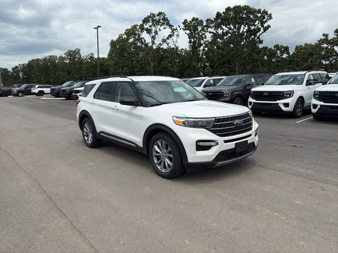 Used 2023 Ford Explorer XLT w/ Equipment Group 202A RWD image 4