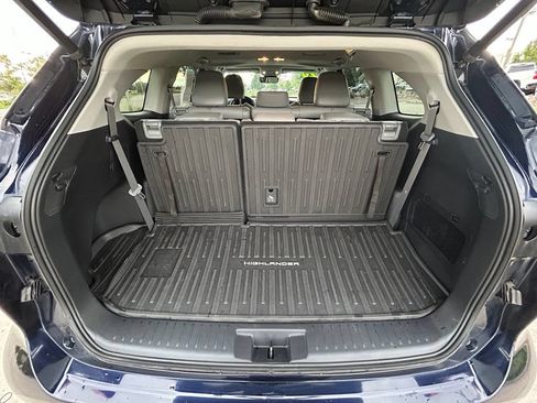 Used 2020 Toyota Highlander XLE AWD/4WD image 28