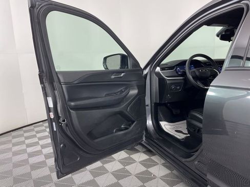 Used 2024 Jeep Grand Cherokee L Laredo image 16