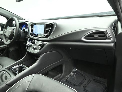 Used 2025 Chrysler Pacifica Limited FWD image 26