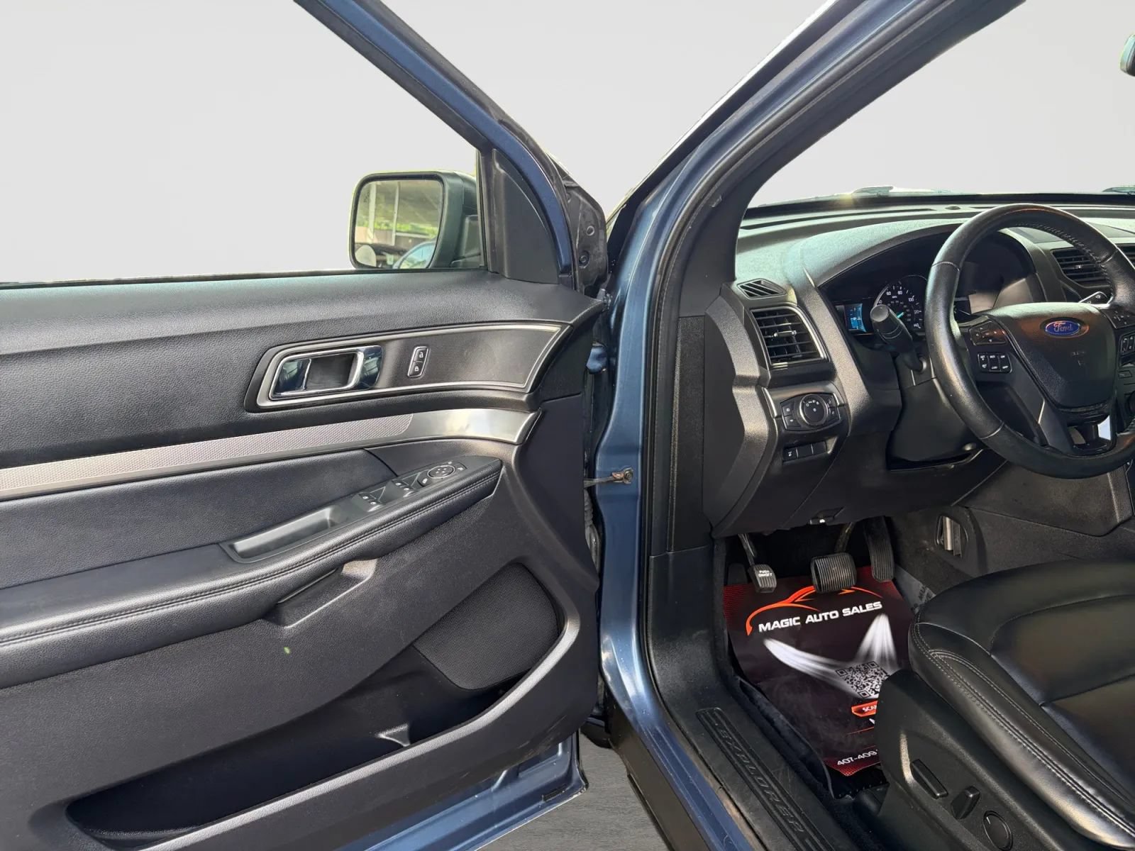 Used 2019 Ford Explorer XLT w/ Equipment Group 202A AWD/4WD image 11