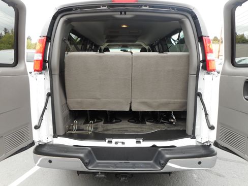 Used 2017 Chevrolet Express 3500 LT w/ LT Preferred Equipment Group RWD image 17