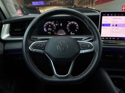 Used 2026 Volkswagen Tiguan SE FWD image 37