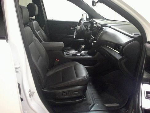 Used 2023 Chevrolet Traverse RS image 28