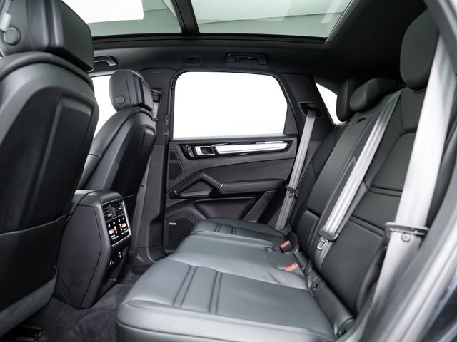 Certified 2023 Porsche Cayenne Platinum Edition AWD/4WD image 26