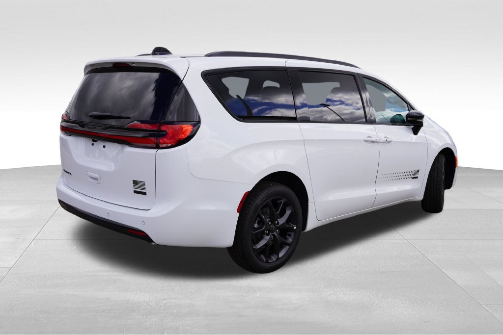 New 2027 Chrysler Pacifica Select AWD/4WD image 3