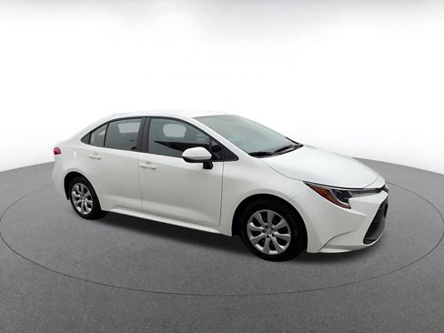 Used 2025 Toyota Corolla LE image 2