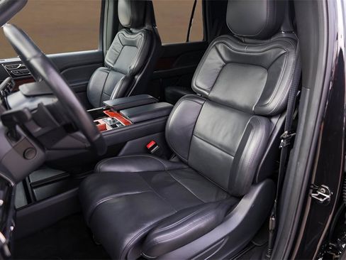 Used 2024 Lincoln Navigator Reserve image 7