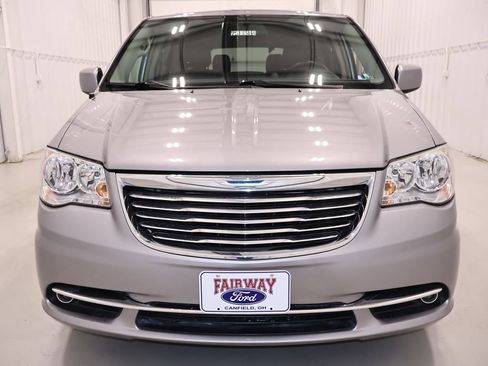 Used 2016 Chrysler Town & Country Touring w/ Driver Convenience Group FWD image 4