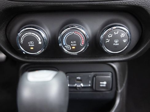 Used 2016 Jeep Renegade Latitude FWD image 34
