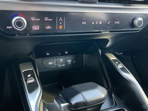 Used 2024 Kia Sorento S image 18