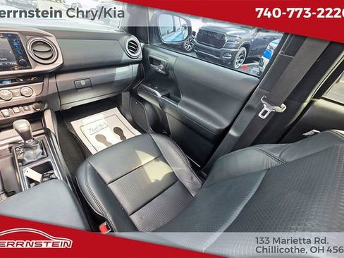 Used 2019 Toyota Tacoma TRD Sport image 11