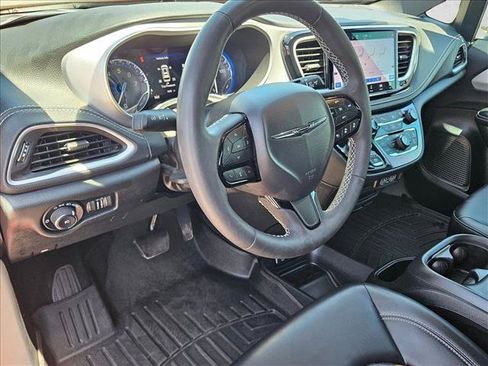 Used 2024 Chrysler Pacifica Touring-L w/ S Appearance Package FWD image 10