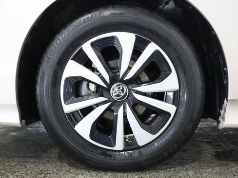 Used 2018 Toyota Prius Prime Premium image 5