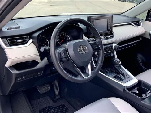 Used 2021 Toyota RAV4 XLE Premium image 18