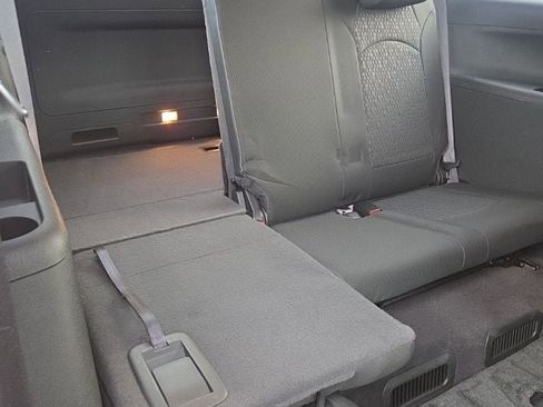 Used 2011 GMC Acadia SLE image 28