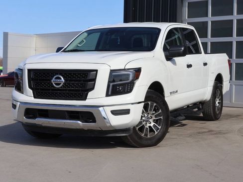 Used 2024 Nissan Titan SV image 3