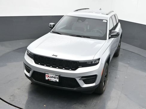 Used 2024 Jeep Grand Cherokee Altitude image 37