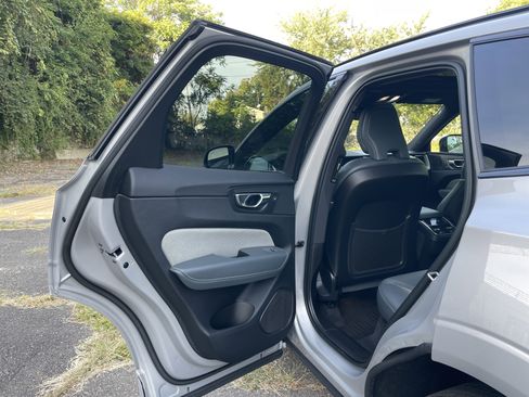 Used 2022 Volvo XC60 B5 R-Design image 27