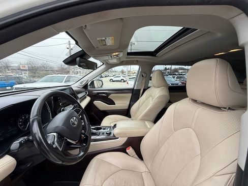 Used 2020 Toyota Highlander Limited image 12