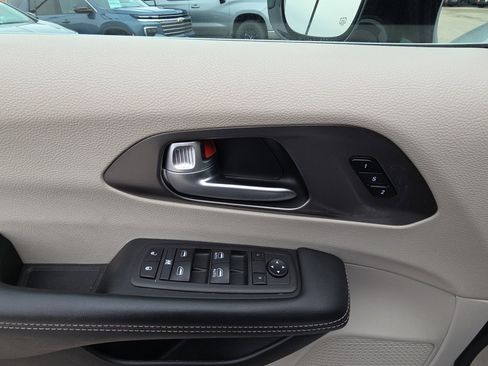 Used 2024 Chrysler Pacifica Touring-L FWD image 13