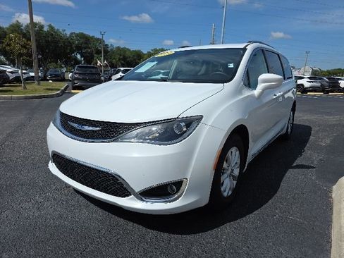 Used 2019 Chrysler Pacifica Touring-L FWD image 2