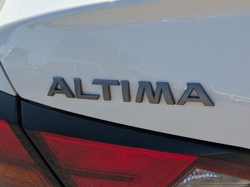 Used 2025 Nissan Altima 2.5 SV FWD image 8