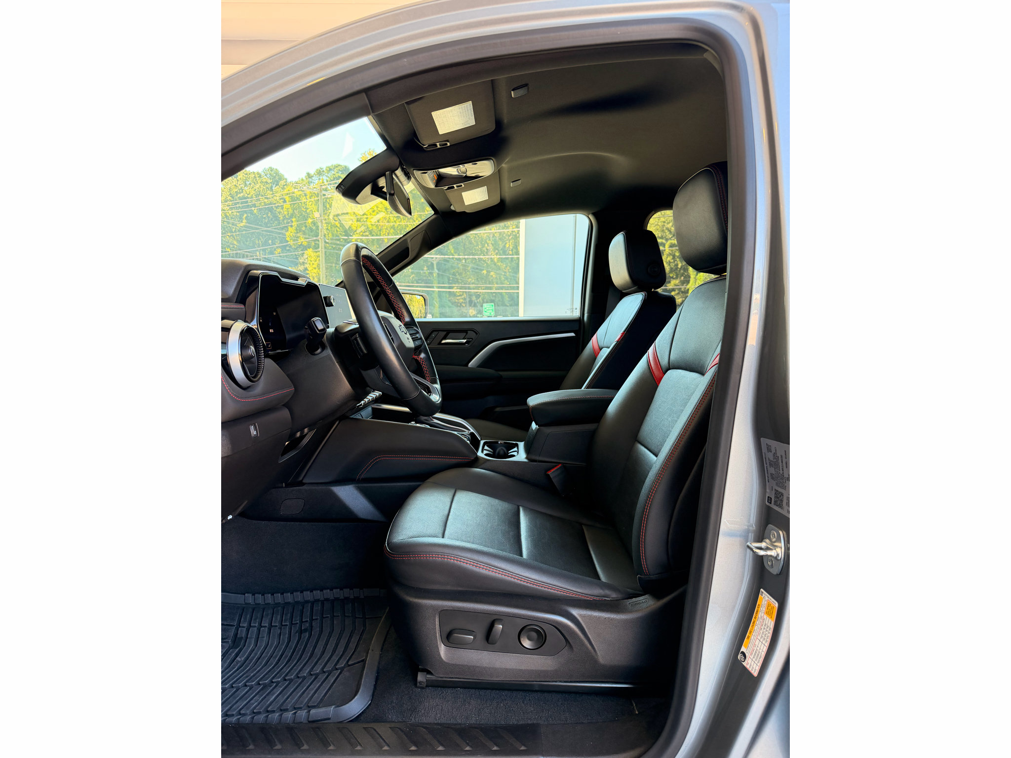 Used 2024 Chevrolet Colorado Z71 w/ Z71 Convenience Package 2 AWD/4WD image 12