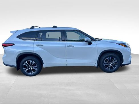 Certified 2021 Toyota Highlander XLE AWD/4WD image 6