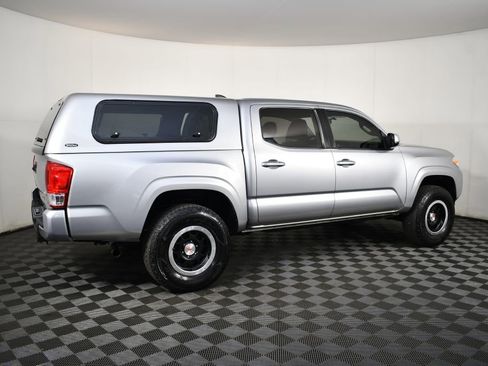 Used 2017 Toyota Tacoma SR image 5